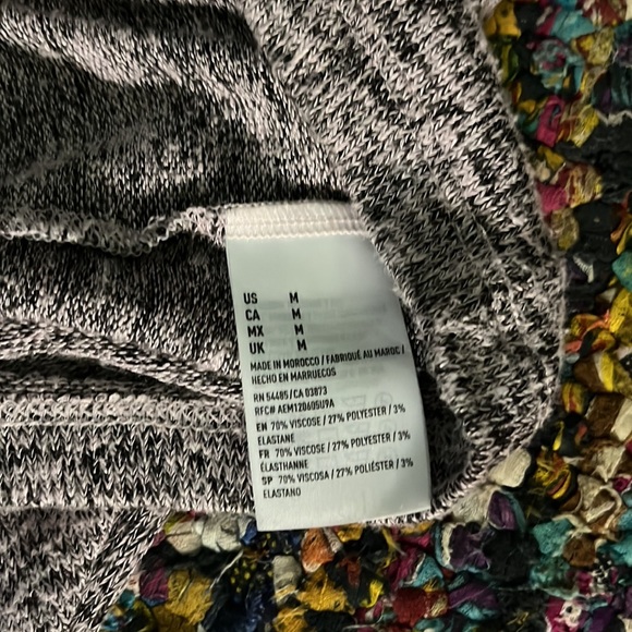 Super Soft n Cute American Eagle V Neck size Medium - Picture 3 of 5